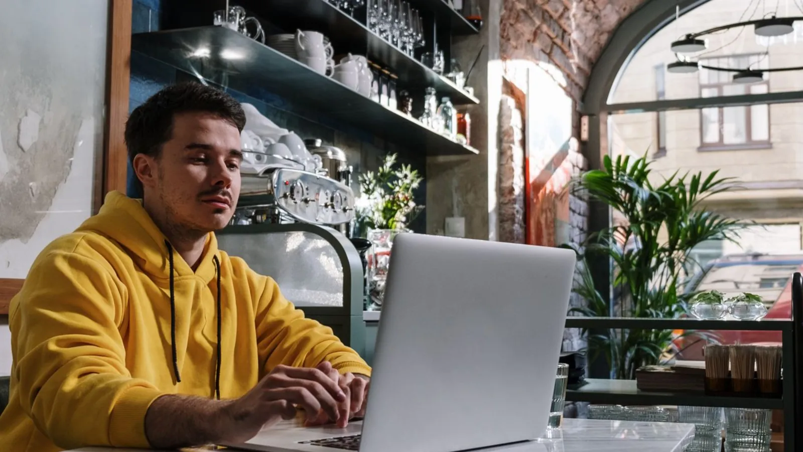 Nomad working from a laptop in a cafe